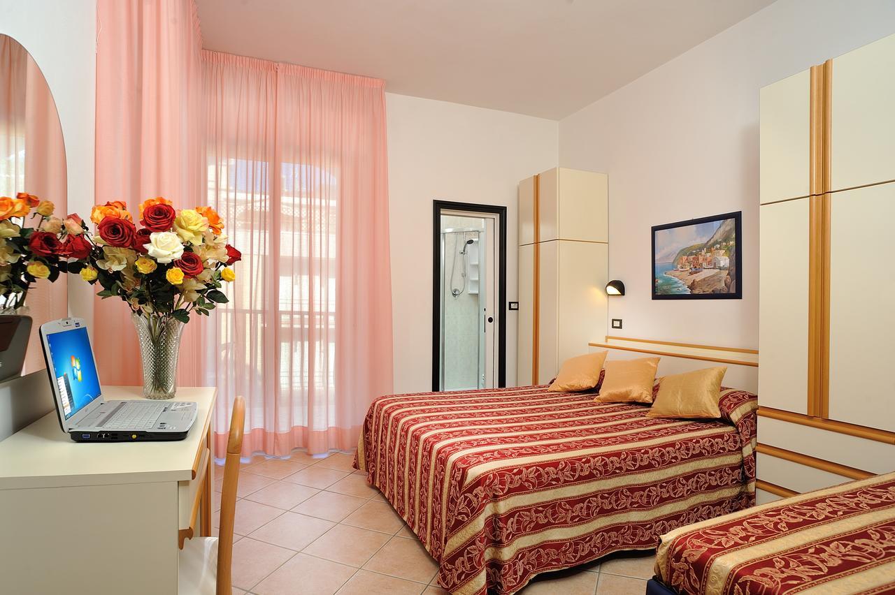 Hotel Amedeo Misano Adriatico Zewnętrze zdjęcie